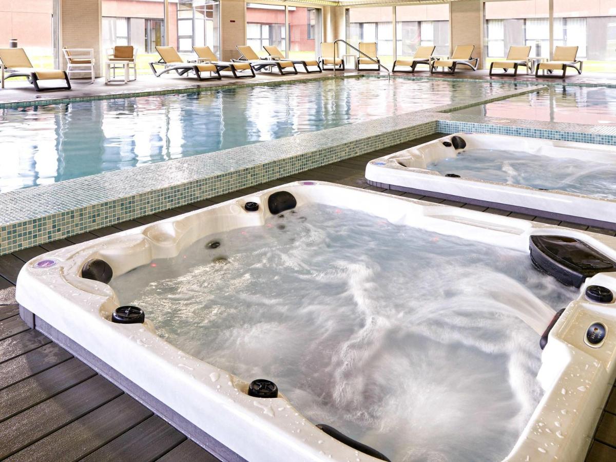 un jacuzzi dans une piscine dans l'établissement Aparthotel & Spa Adagio Vannes, à Vannes