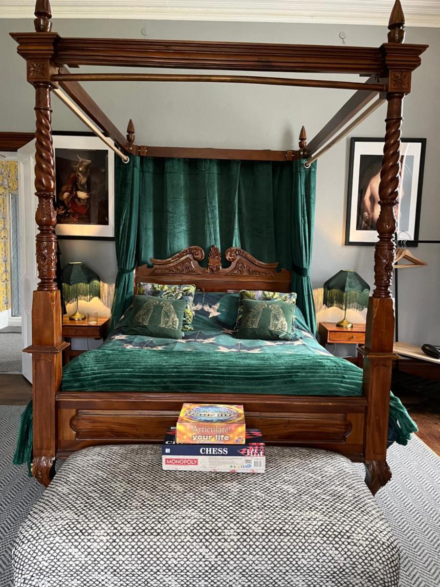 Cader Suite at PenYcoed Hall incl Luxury Hot Tub - Housity