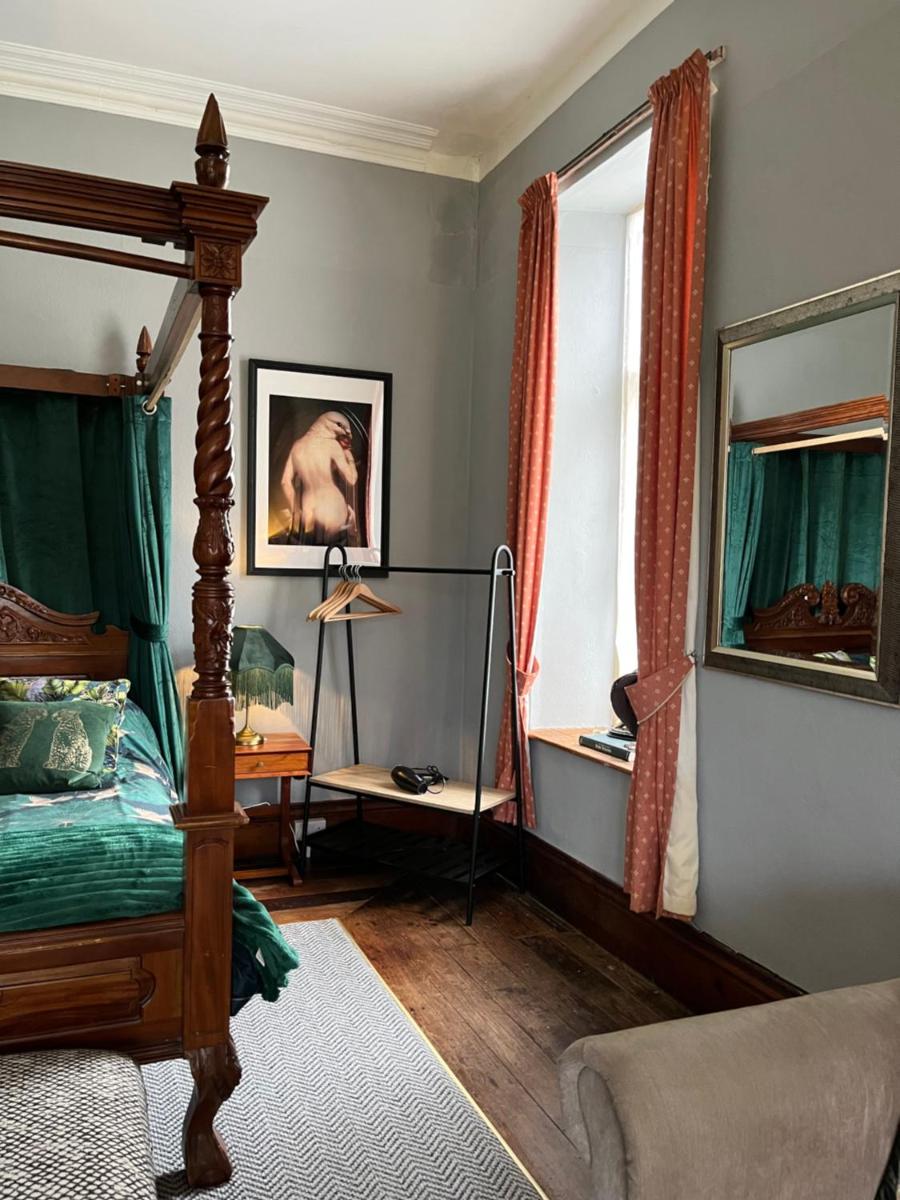 Cader Suite at PenYcoed Hall incl Luxury Hot Tub - Housity