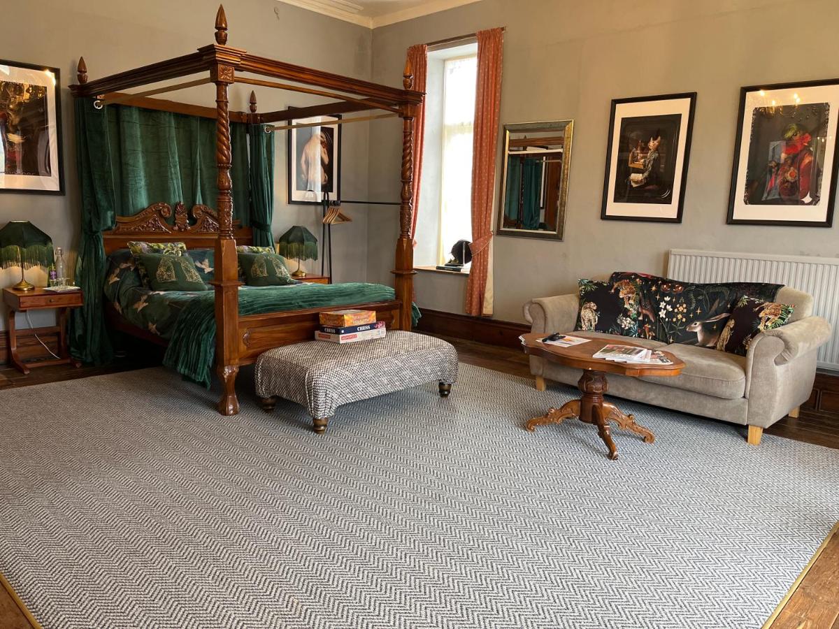 Cader Suite at PenYcoed Hall incl Luxury Hot Tub - Housity