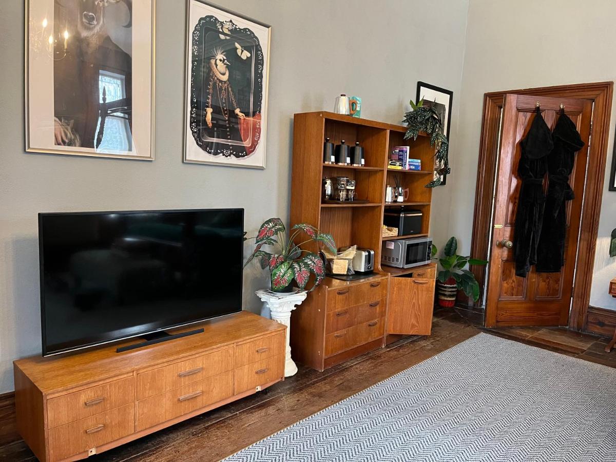 Cader Suite at PenYcoed Hall incl Luxury Hot Tub - Housity