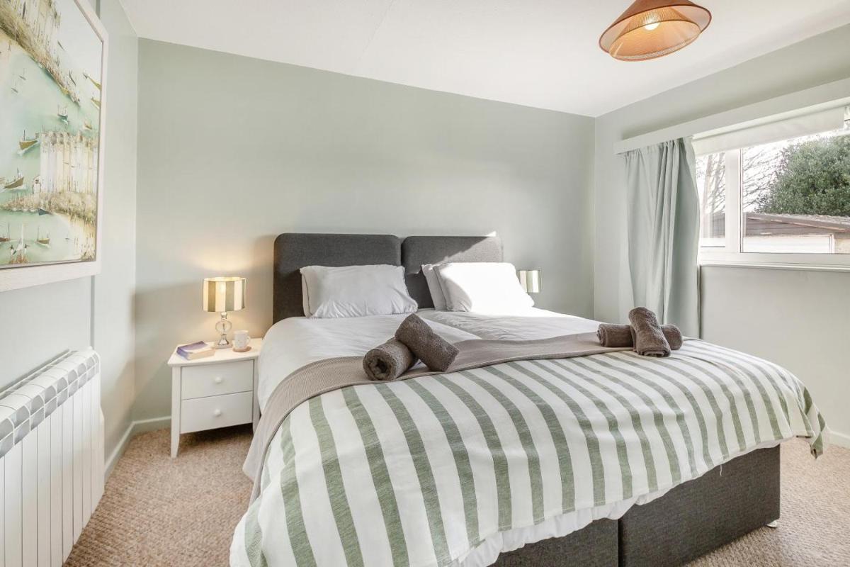 10 Llwyn Onn Beach Hut - Housity