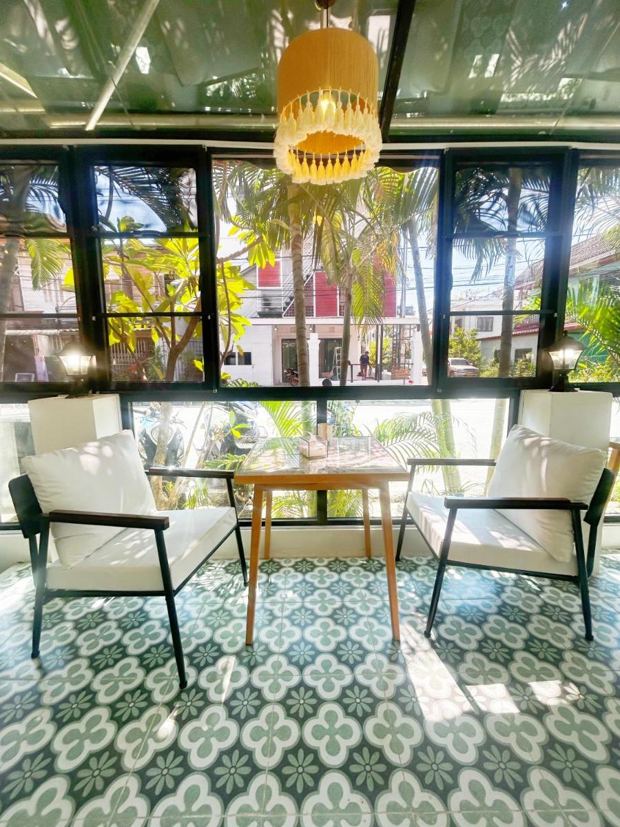 SYRI Guesthouse Vientiane Hostel & Cafe - Hizvo