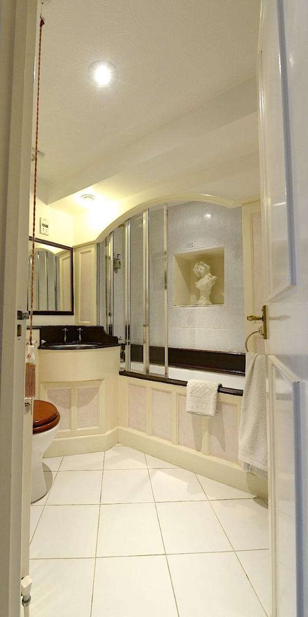 Meryan House Hotel - Housity