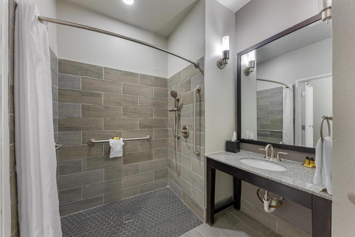 Best Western Plus Austin Airport Inn & Suites - Housity
