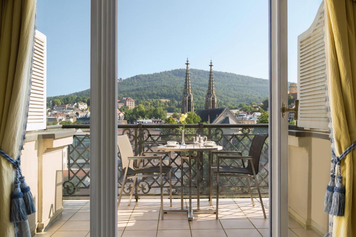 Ein allgemeiner Bergblick oder ein Berglick von des Hotels aus