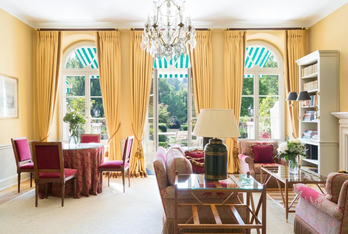 Ein Sitzbereich in der Unterkunft Brenners Park Hotel & Spa, Oetker Hotels