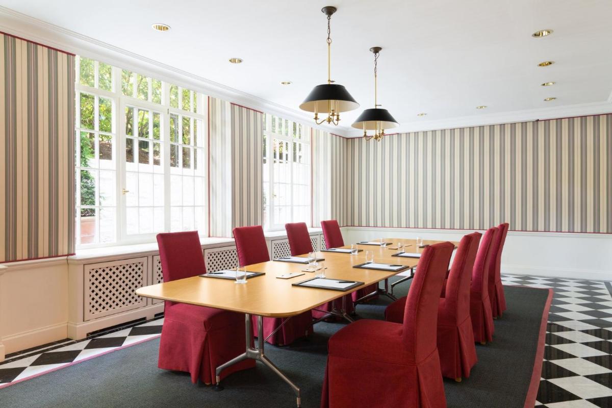 Ein Sitzbereich in der Unterkunft Brenners Park Hotel & Spa, Oetker Hotels