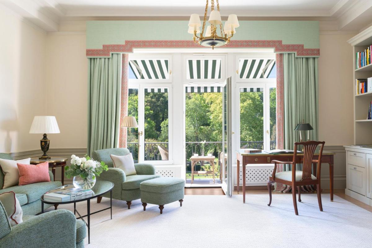 Ein Sitzbereich in der Unterkunft Brenners Park Hotel & Spa, Oetker Hotels