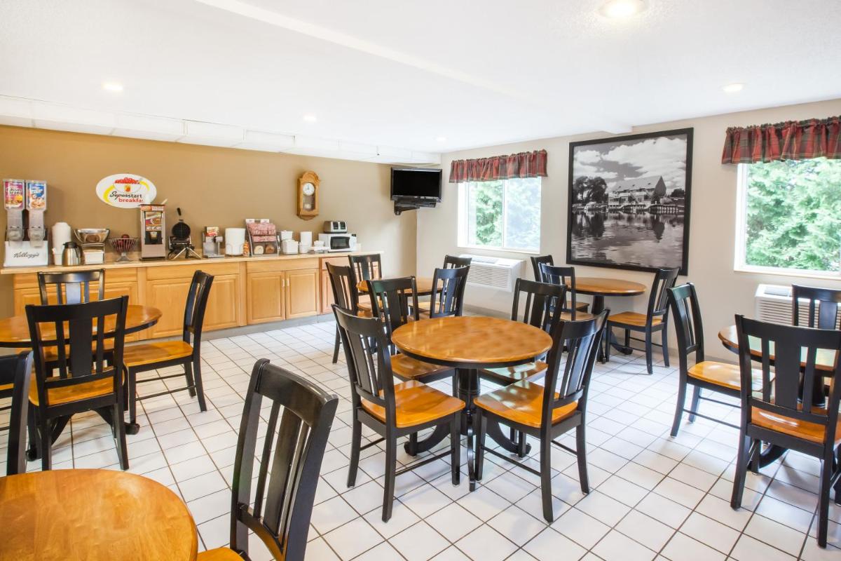 Super 8 by Wyndham West Branch - Housity