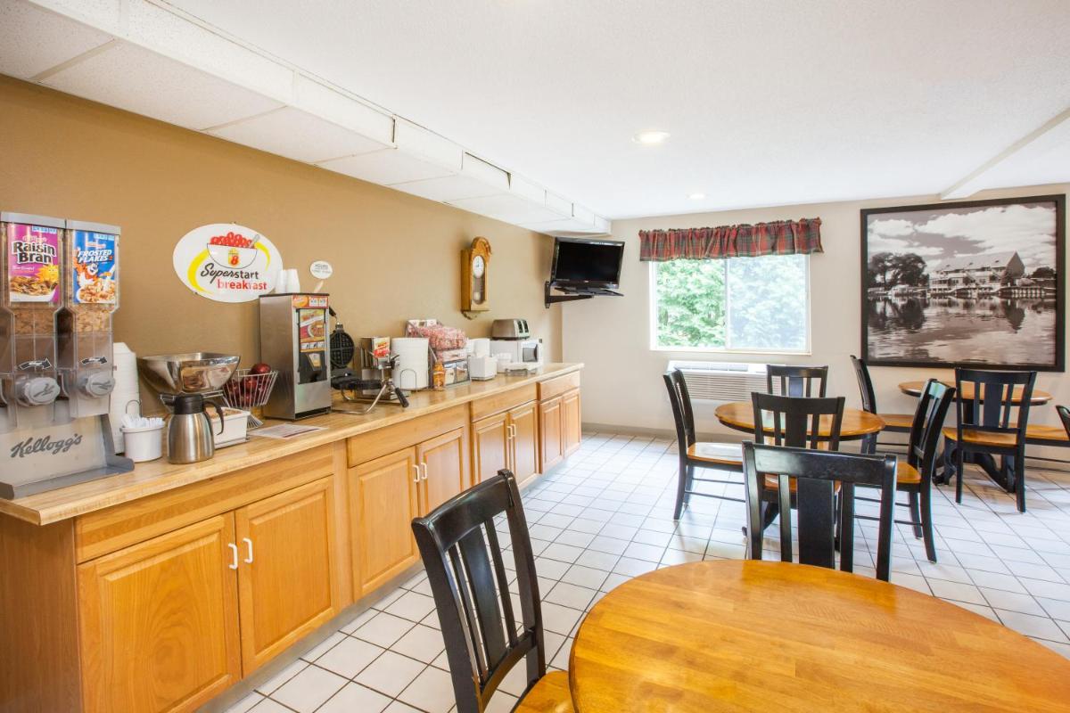 Super 8 by Wyndham West Branch - Housity