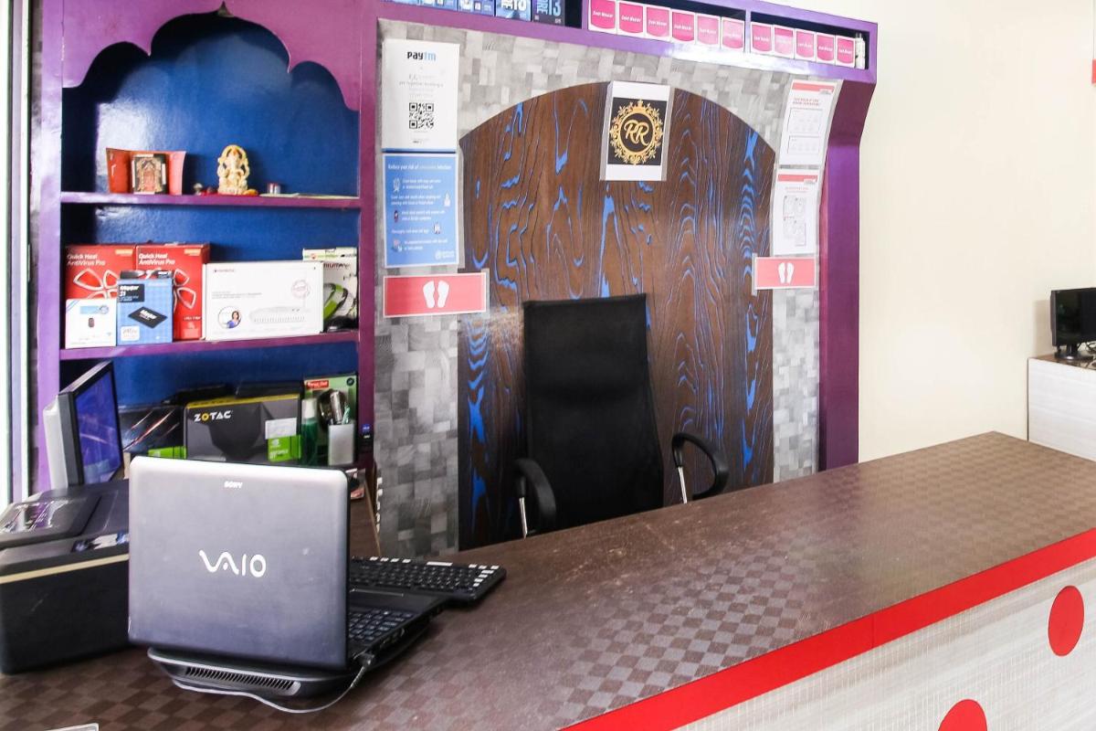 SPOT ON 76717 Hotel Rr Inn - Housity