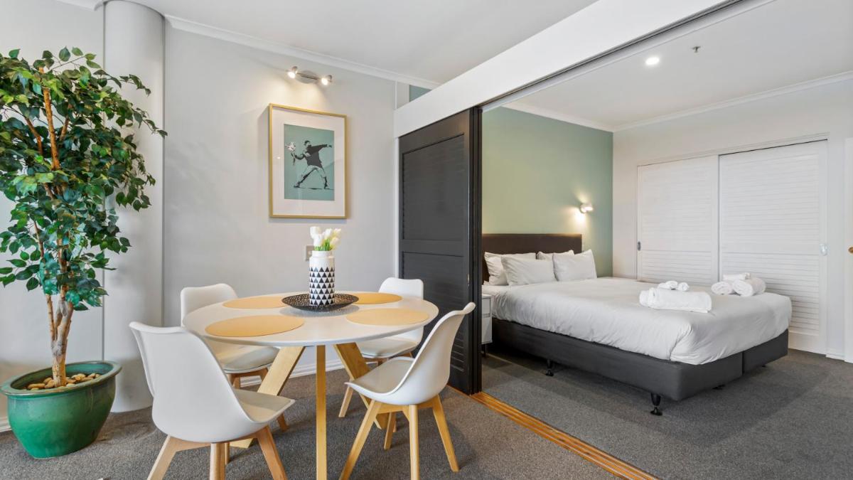 QV Elegant Modern Apt with Water View - 982 - Housity