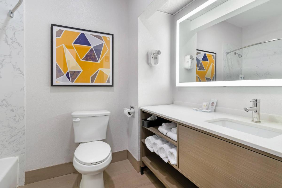 Comfort Inn & Suites Sacramento - University Area - Housity