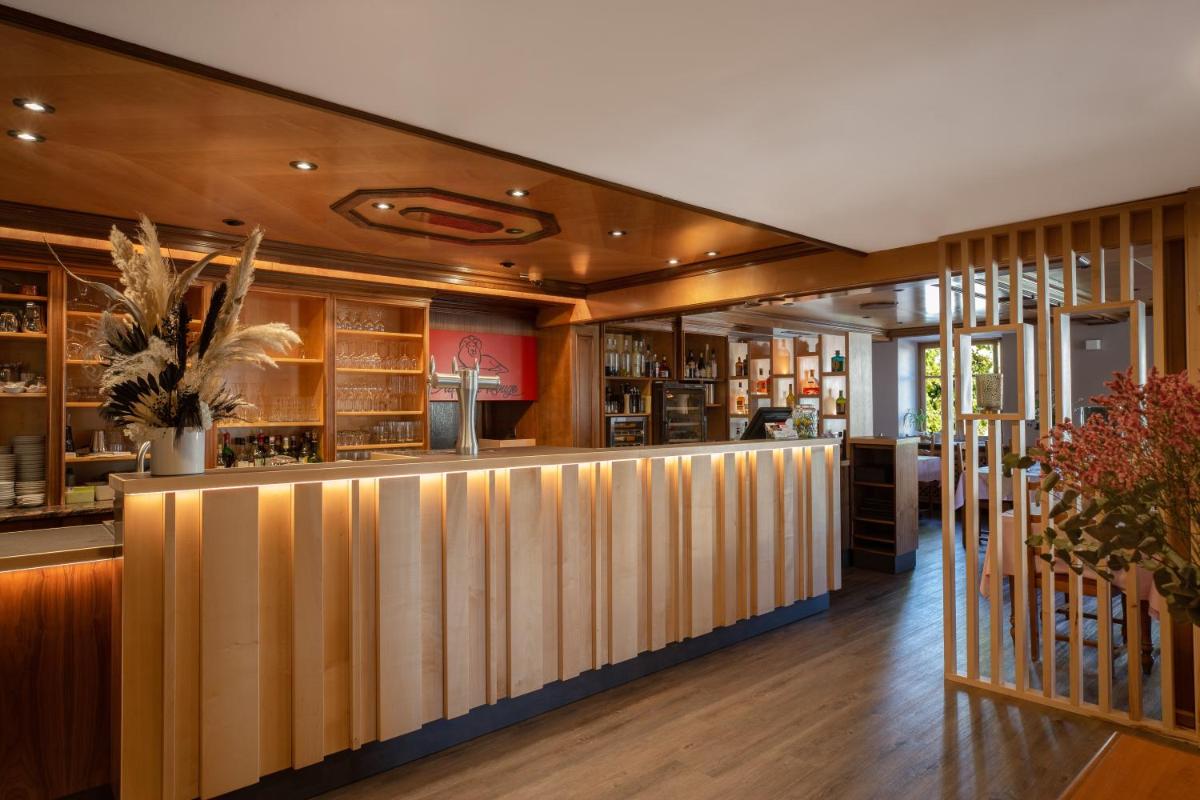 Salon ou bar de l'établissement Logis Hôtel Restaurant Au Lion Rouge