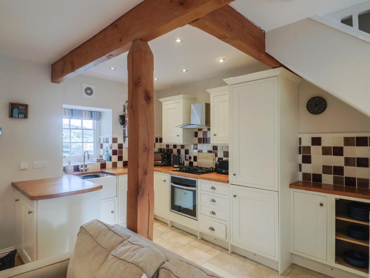 Half Moon Cottage - Housity