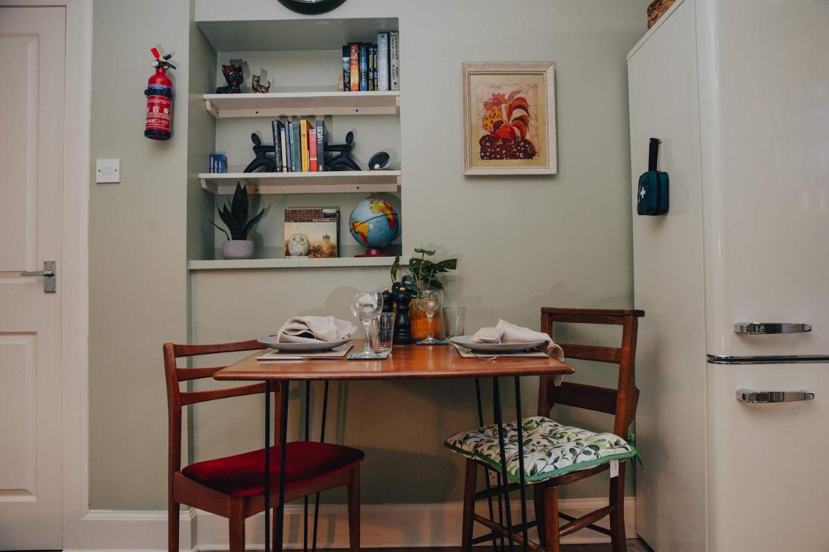 Snug 1 Bed Apartment in Edinburgh's Juniper Green - Housity