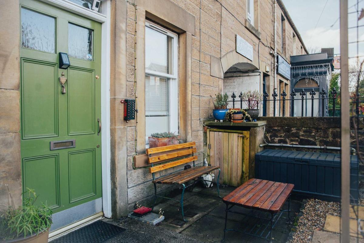 Snug 1 Bed Apartment in Edinburgh's Juniper Green - Housity