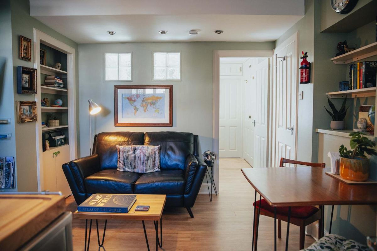 Snug 1 Bed Apartment in Edinburgh's Juniper Green - Housity