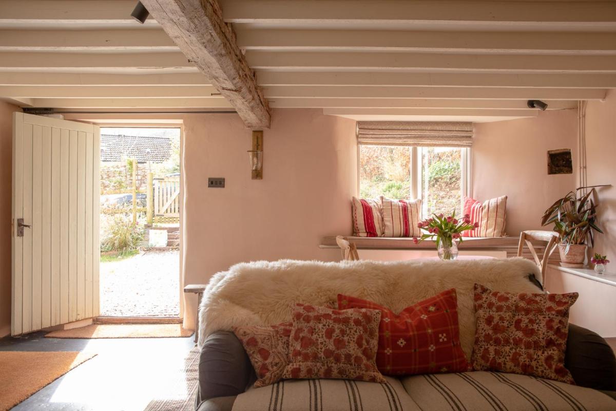 Spring Cottage-the perfect escape, romantic & cosy - Housity