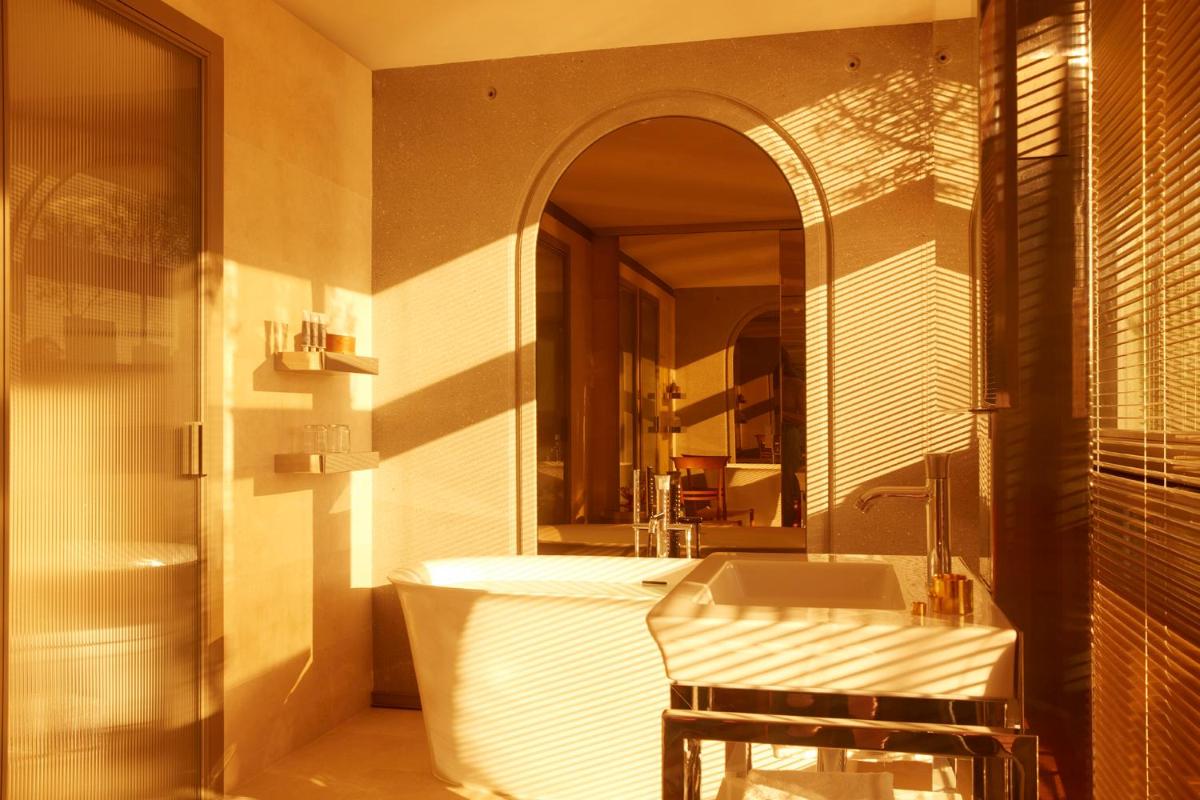 Salle de bains dans l'établissement Mondrian Bordeaux Les Carmes