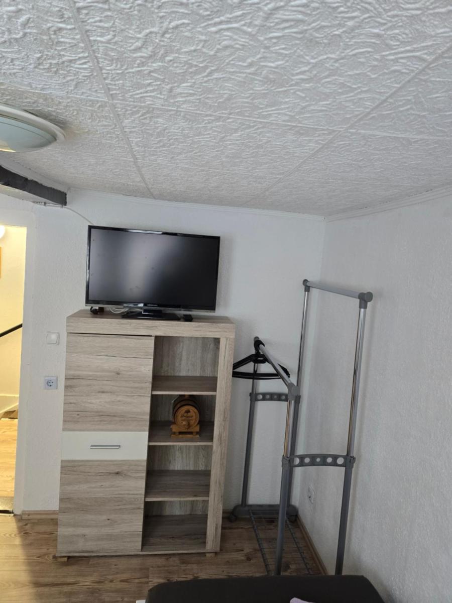 Mary Haus in Biebertal-Bieber, mit 2 App, 4 Zimmer und 8 Betten, 1 App, mit 3 Zimmer, 6 Betten, Bad, 1 App, mit 1 Zimmer, 2 Betten, Bad, mit Küche, WLAN, Parkplatz, Nähe Gießen und Wetzlar - Housity