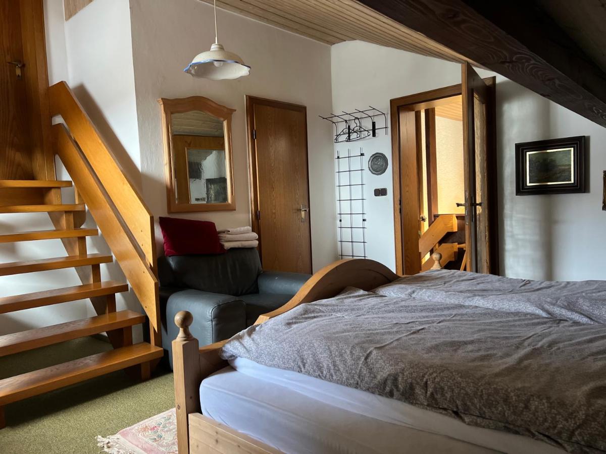 Ferienhaus Natternberg Spacious apartment large living room 4 bedrooms garden quiet near Deggendorf - Housity