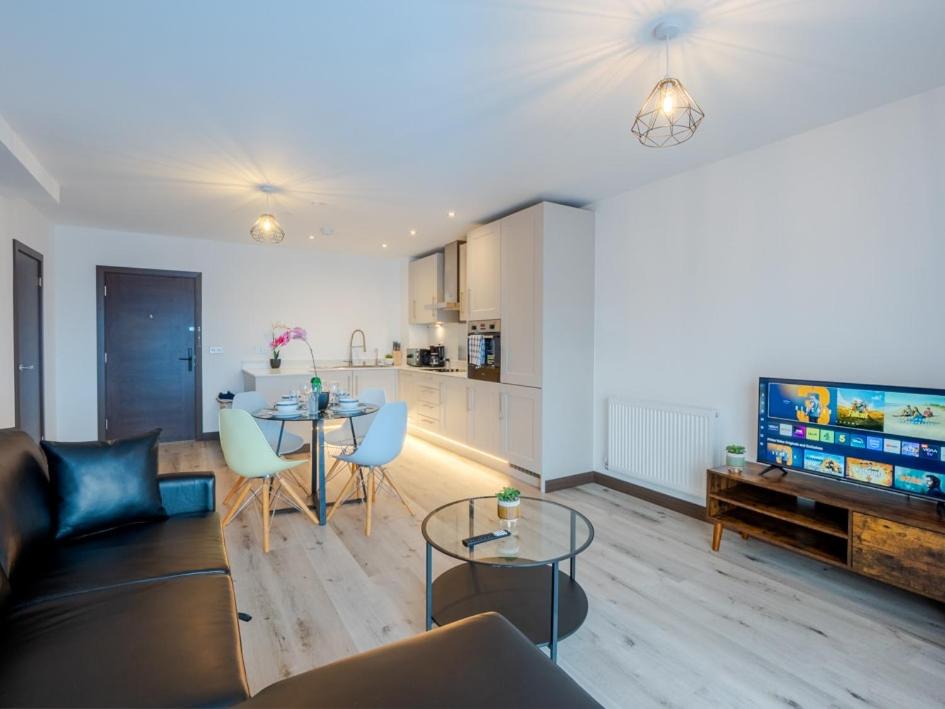 Cosy 2-Bed Next to Harlow Town - Housity