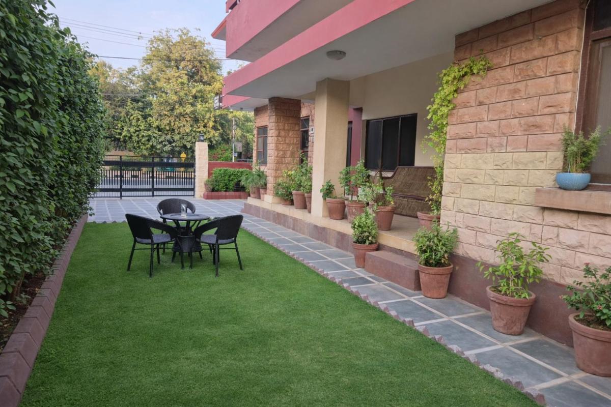 Hotel Gajendra Niwas Sun City - Housity