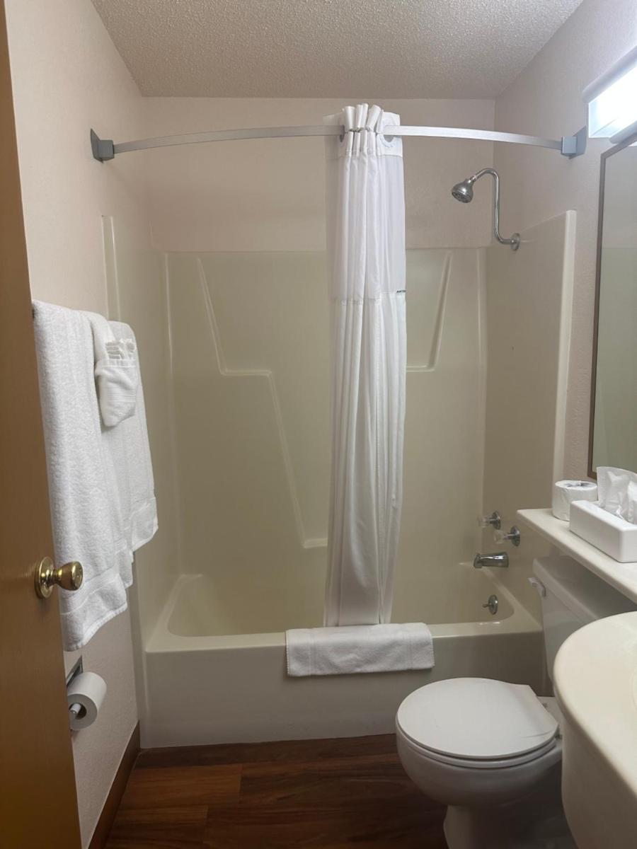 Super 8 by Wyndham Las Vegas - Housity