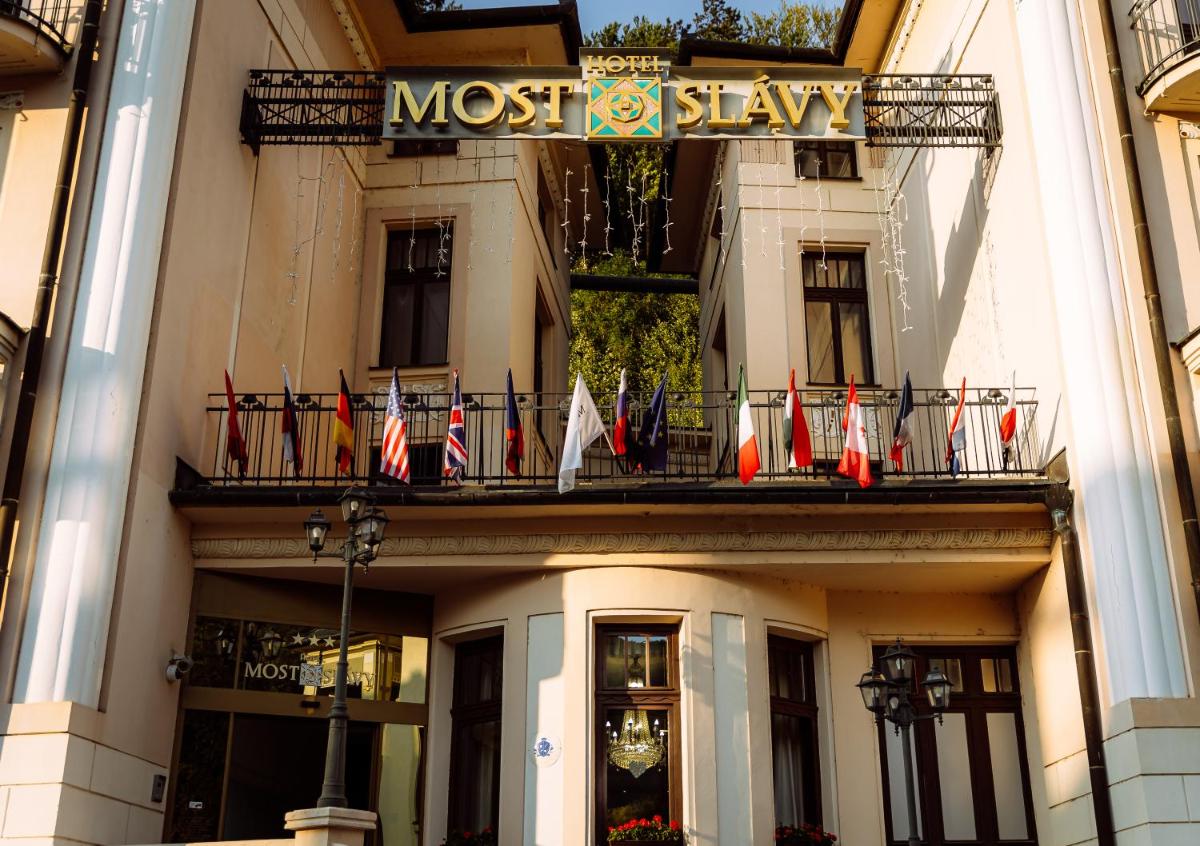Hotel Most Slávy - Housity