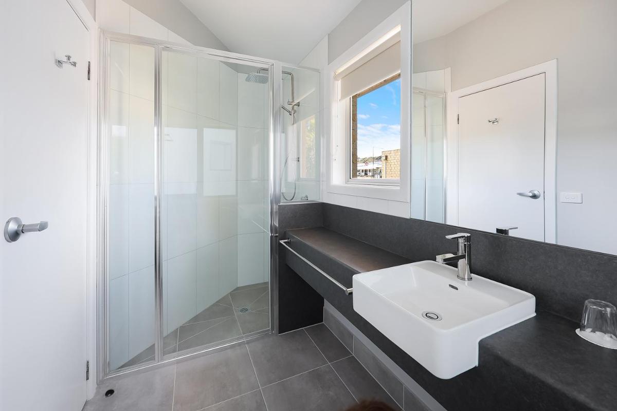 Waves Luxury Suites - Housity