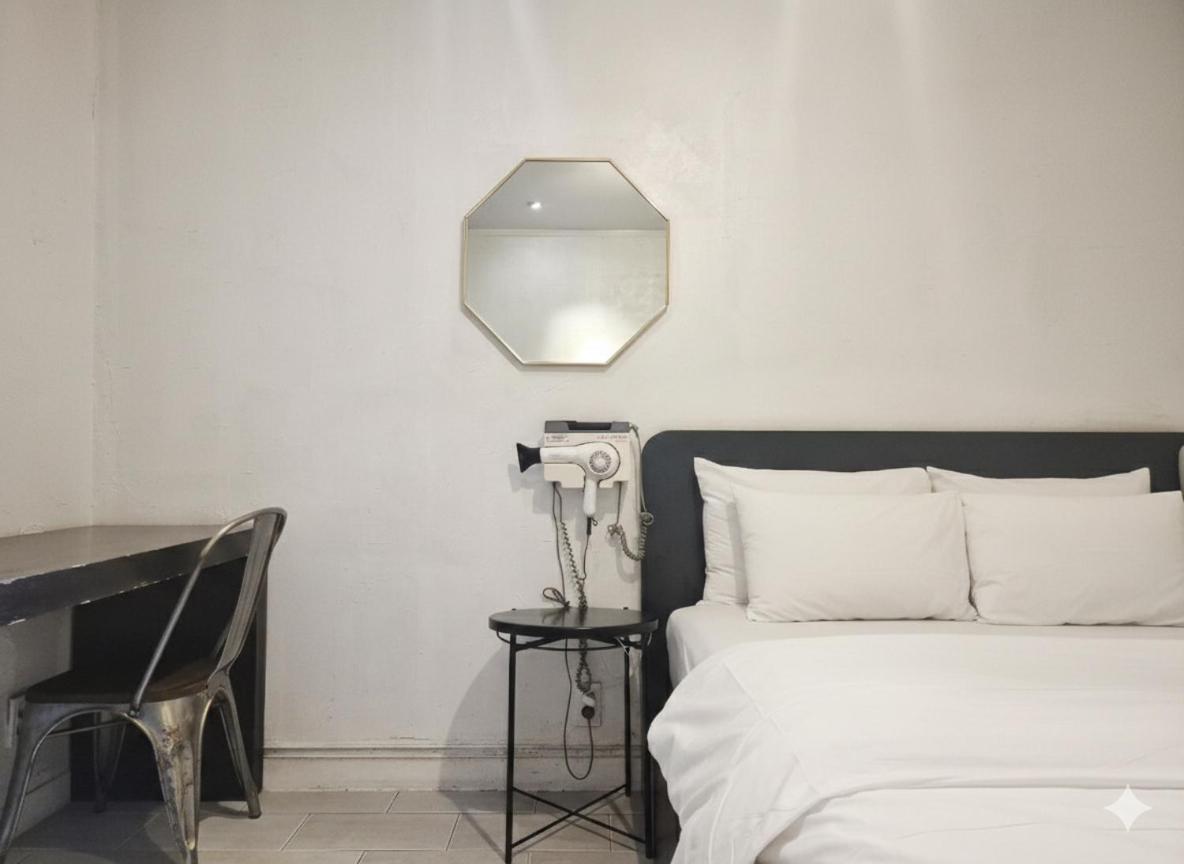S Hotel - Housity