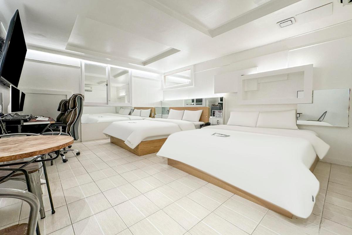 S Hotel - Housity