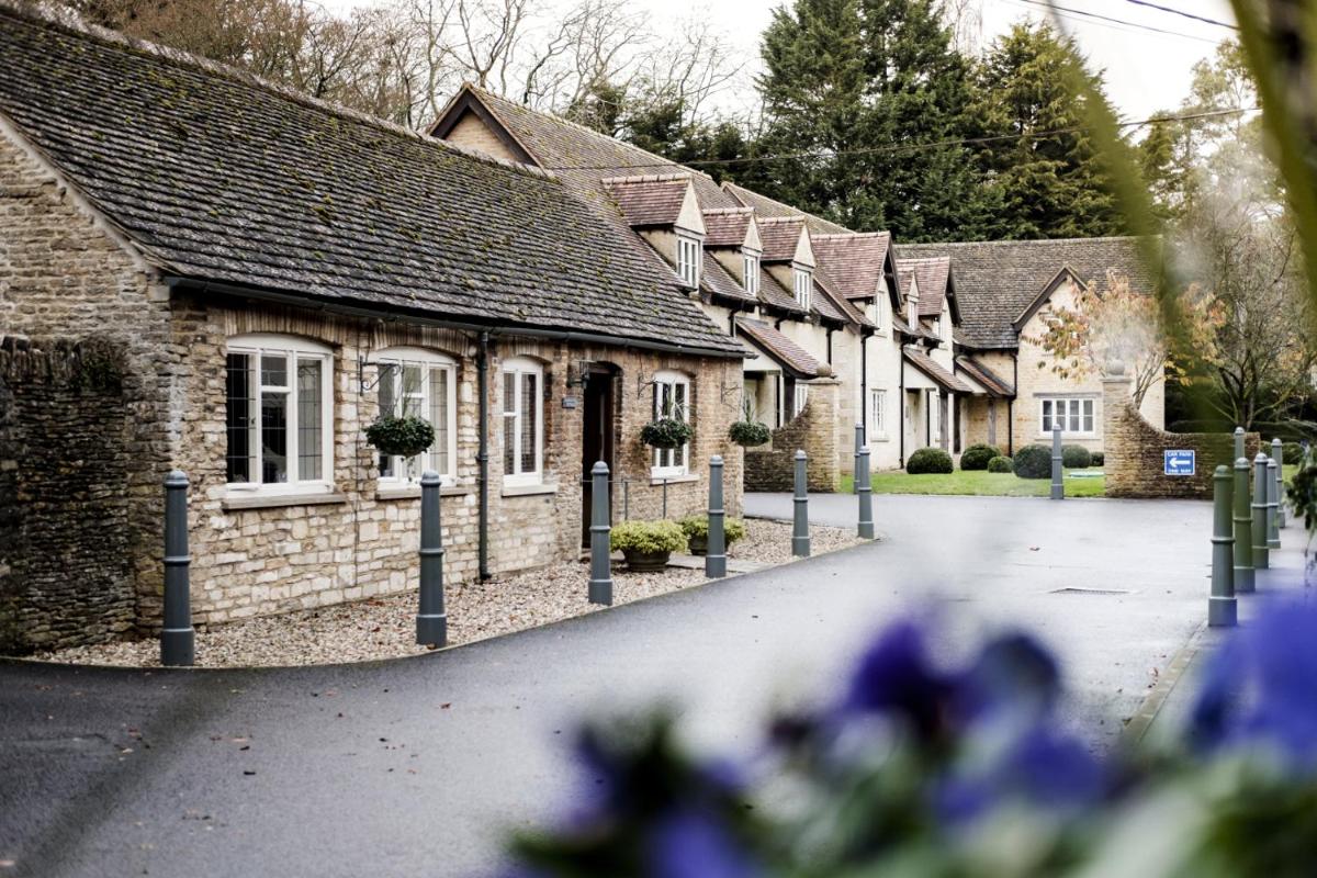 The Hare & Hounds Hotel - Housity