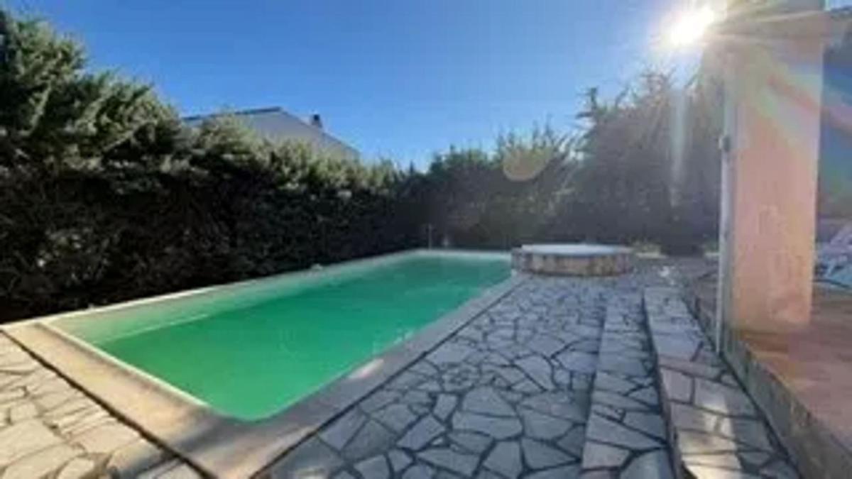 Villa avec piscine à Saint-Raphaël et vue sur la montagne - Housity