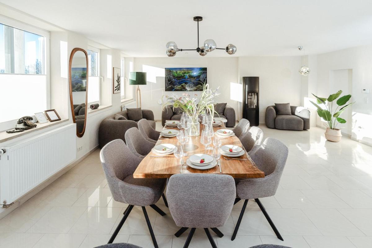 Premium FeelGood Gruppenapartment - Bis zu 8 Personen - 120 qm - 2 Bäder - Whirlpool, Sonnenterrasse & Grill - Im Herzen Kassels - Housity