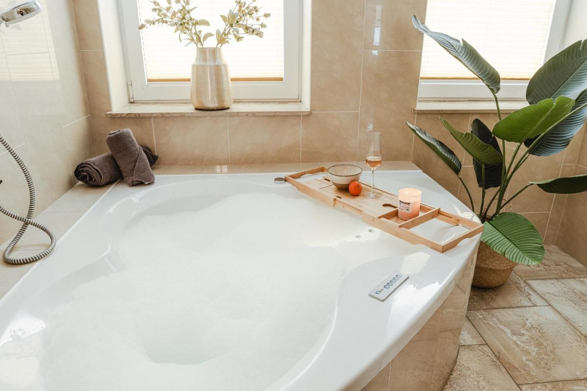 Premium FeelGood Gruppenapartment - Bis zu 8 Personen - 120 qm - 2 Bäder - Whirlpool, Sonnenterrasse & Grill - Im Herzen Kassels - Housity