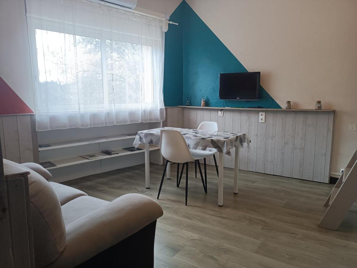 Grand studio au calme. Draps fournis. - Housity