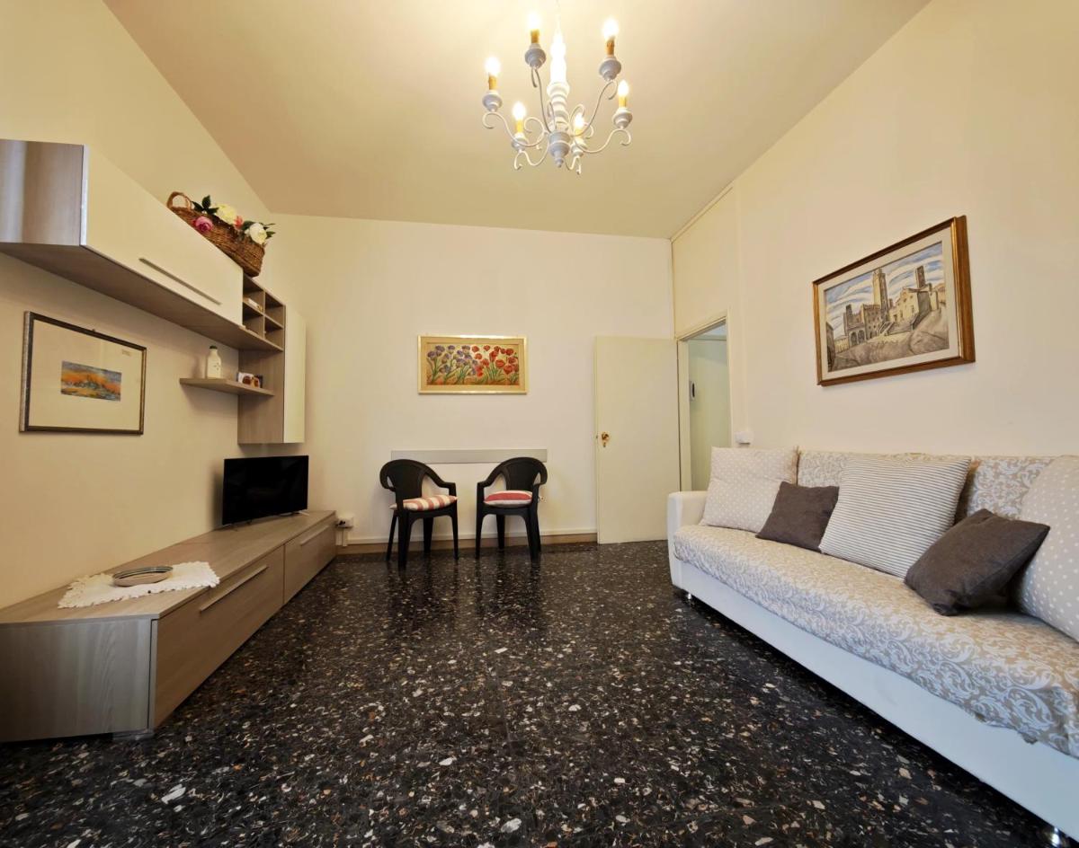Lovely Balcony San Gimignano Apartments - Housity