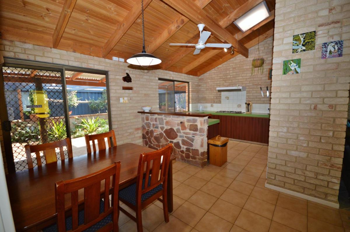 Rossys Retreat - Kalbarri WA - Housity