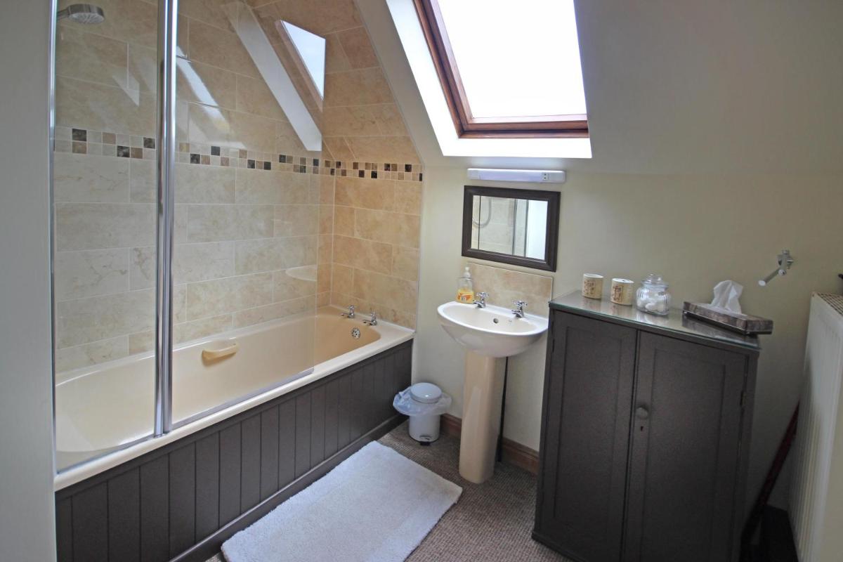 Castle Farmhouse Bed and Breakfast - Housity