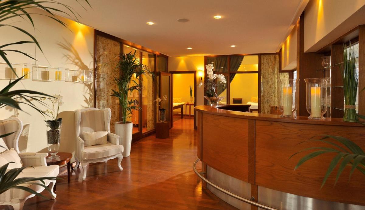 eine Lobby mit weißen Stühlen und einem Empfangstresen in der Unterkunft Schlosshotel Burg Schlitz in Hohen Demzin + 114 Fotos