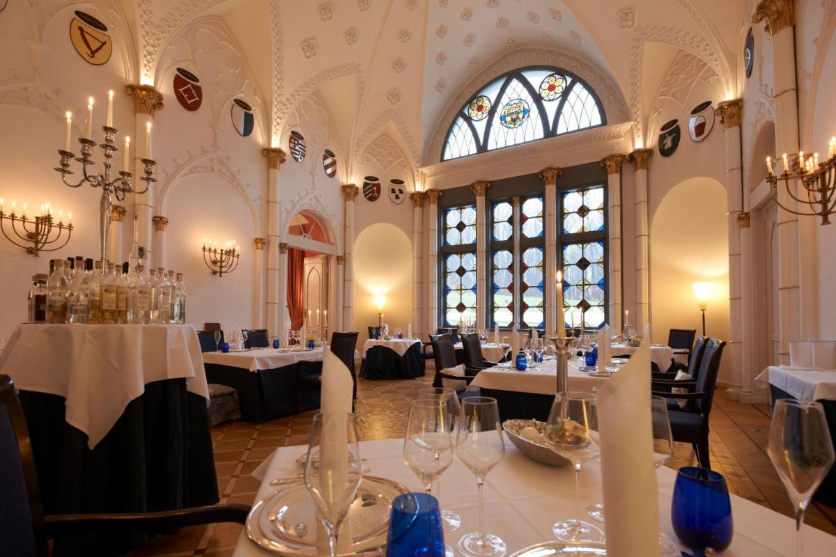 Ein Restaurant oder anderes Speiselokal in der Unterkunft Schlosshotel Burg Schlitz