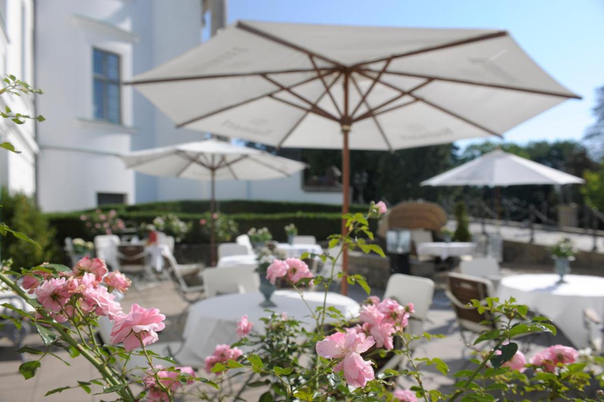 Ein Garten an der Unterkunft Schlosshotel Burg Schlitz