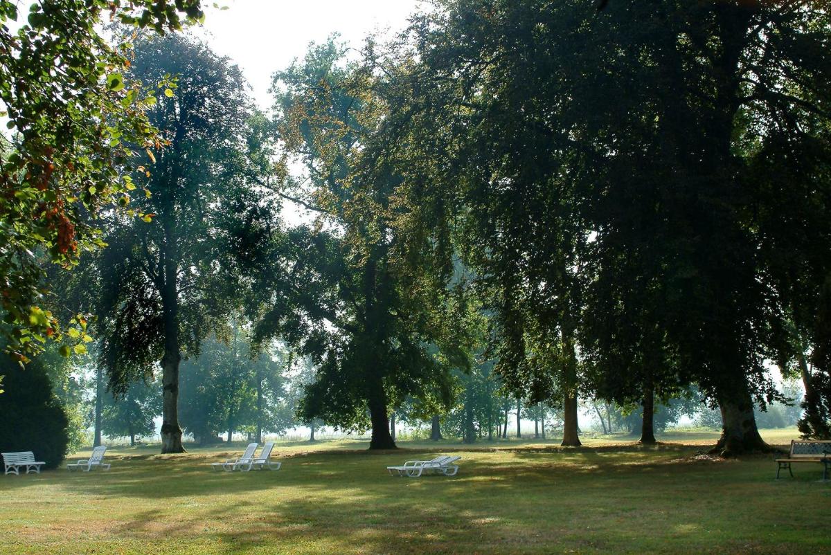Jardin de l'établissement Château des Monthairons Hôtel Restaurant GastroMaison Spa privatif