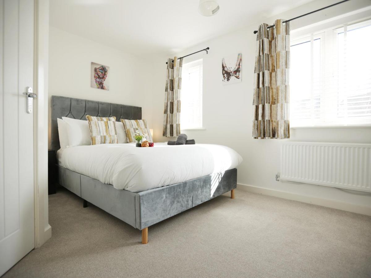 Gregor House By N And N Stays Modern four Bedroom House in Calne with Private Parking, perfect for teams or families staying in the area, Long stays welcome - Housity