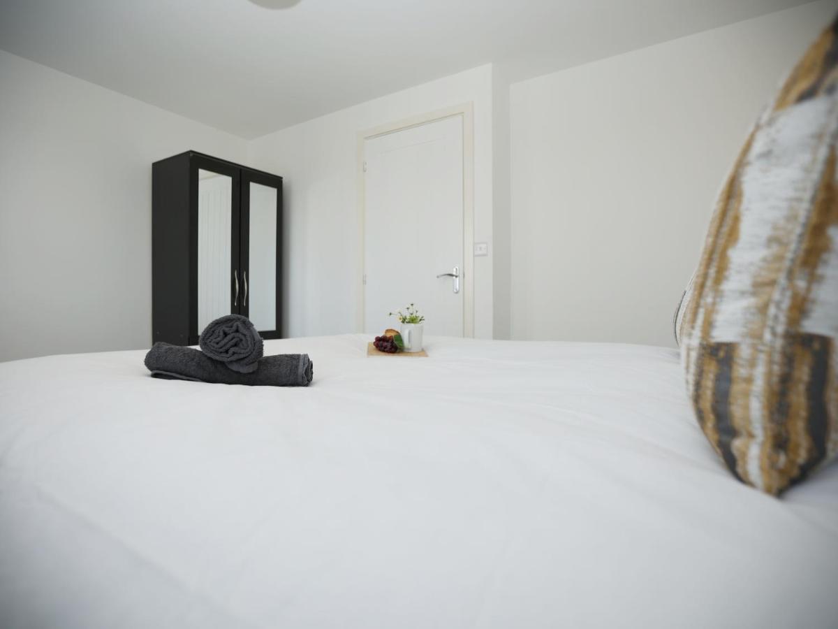 Gregor House By N And N Stays Modern four Bedroom House in Calne with Private Parking, perfect for teams or families staying in the area, Long stays welcome - Housity