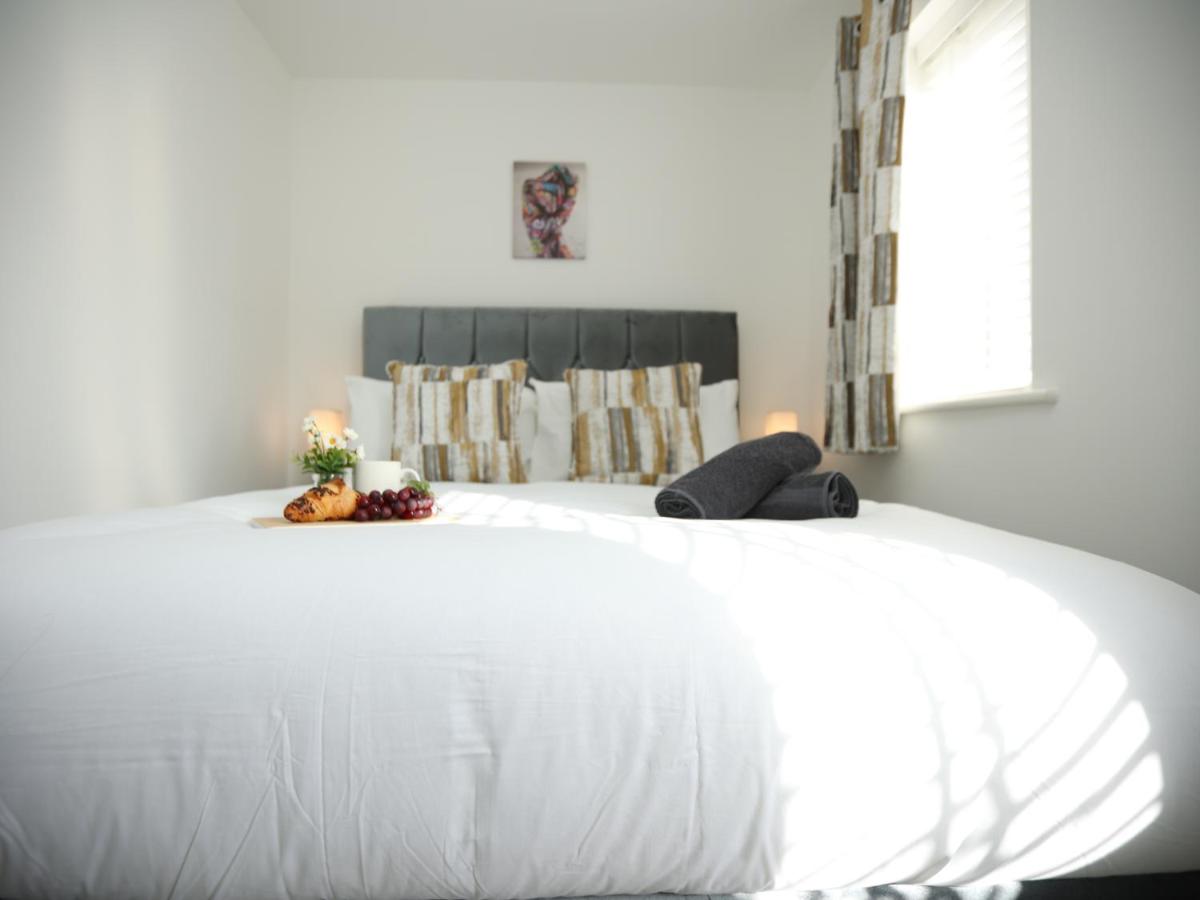 Gregor House By N And N Stays Modern four Bedroom House in Calne with Private Parking, perfect for teams or families staying in the area, Long stays welcome - Housity