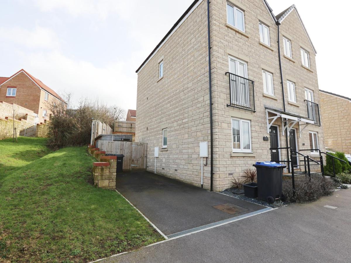Gregor House By N And N Stays Modern four Bedroom House in Calne with Private Parking, perfect for teams or families staying in the area, Long stays welcome - Housity